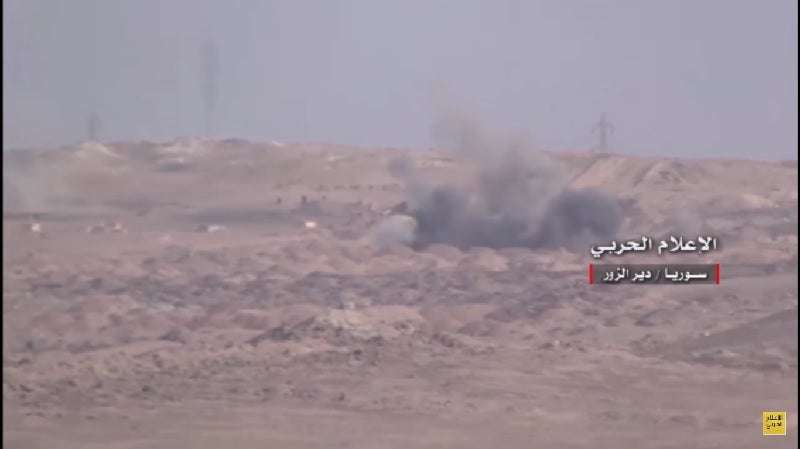 Δείτε μάχες του συριακού στρατού με τους ισλαμιστές στα περίχωρα της Deir Ez-zor (βίντεο)